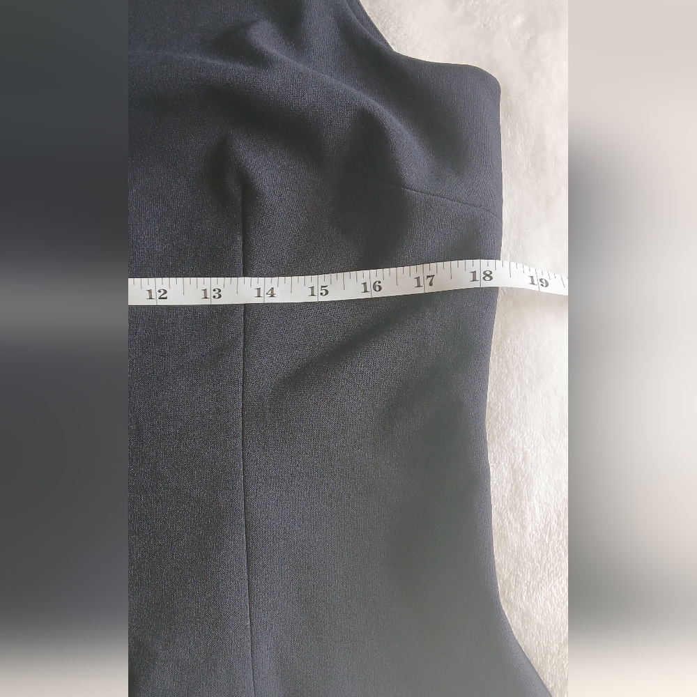 Elegant Black Sleeveless Top - Picture 4 of 7